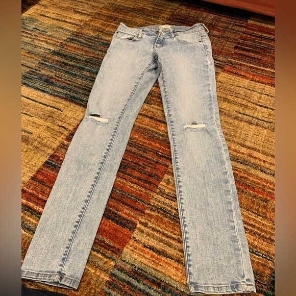 Scarlet Boulevard size 26 light was skinny jeans. Ripped over knees - Picture 7 of 7